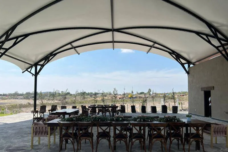Carpa con montaje de mesas largas