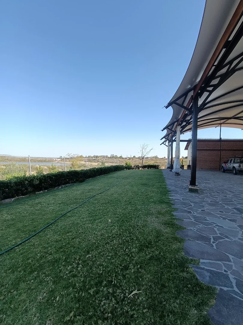 Jardín de La Reserva con carpa y vista abierta